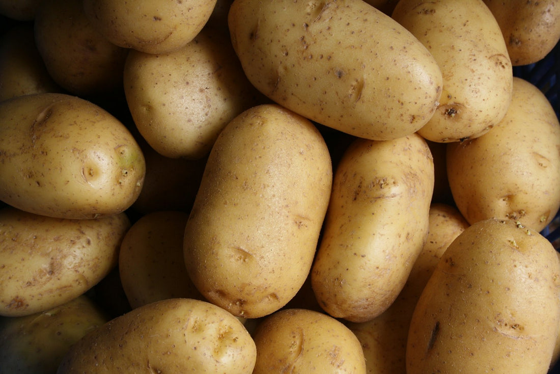 Patatas crudas frescas listas para pelar