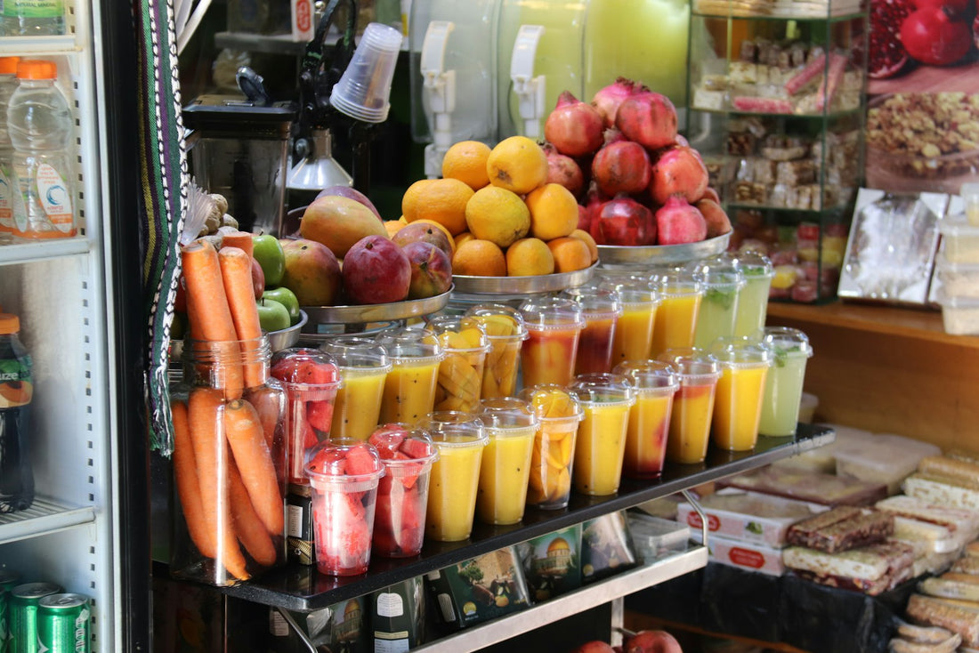 Zumos y bebidas de fruta fresca preparados en un mostrador