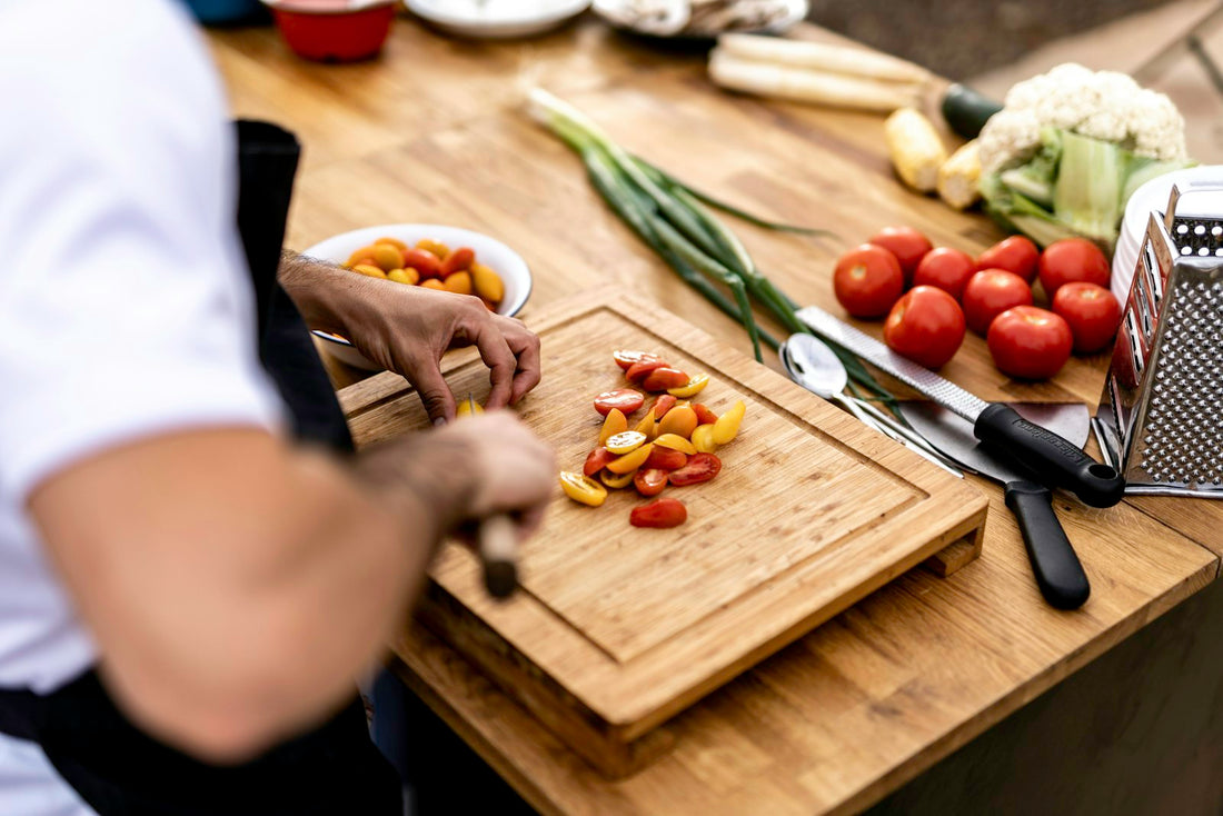 Cocinero preparando verduras frescas en una cocina profesional