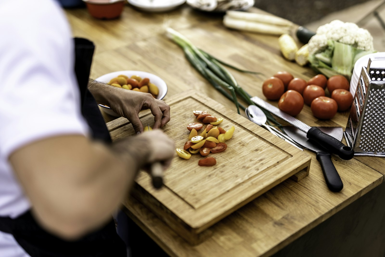 Cocinero preparando verduras frescas en una cocina profesional